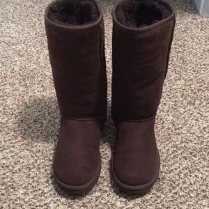 Tall Ugg (dark brown) size 7. Great used condition